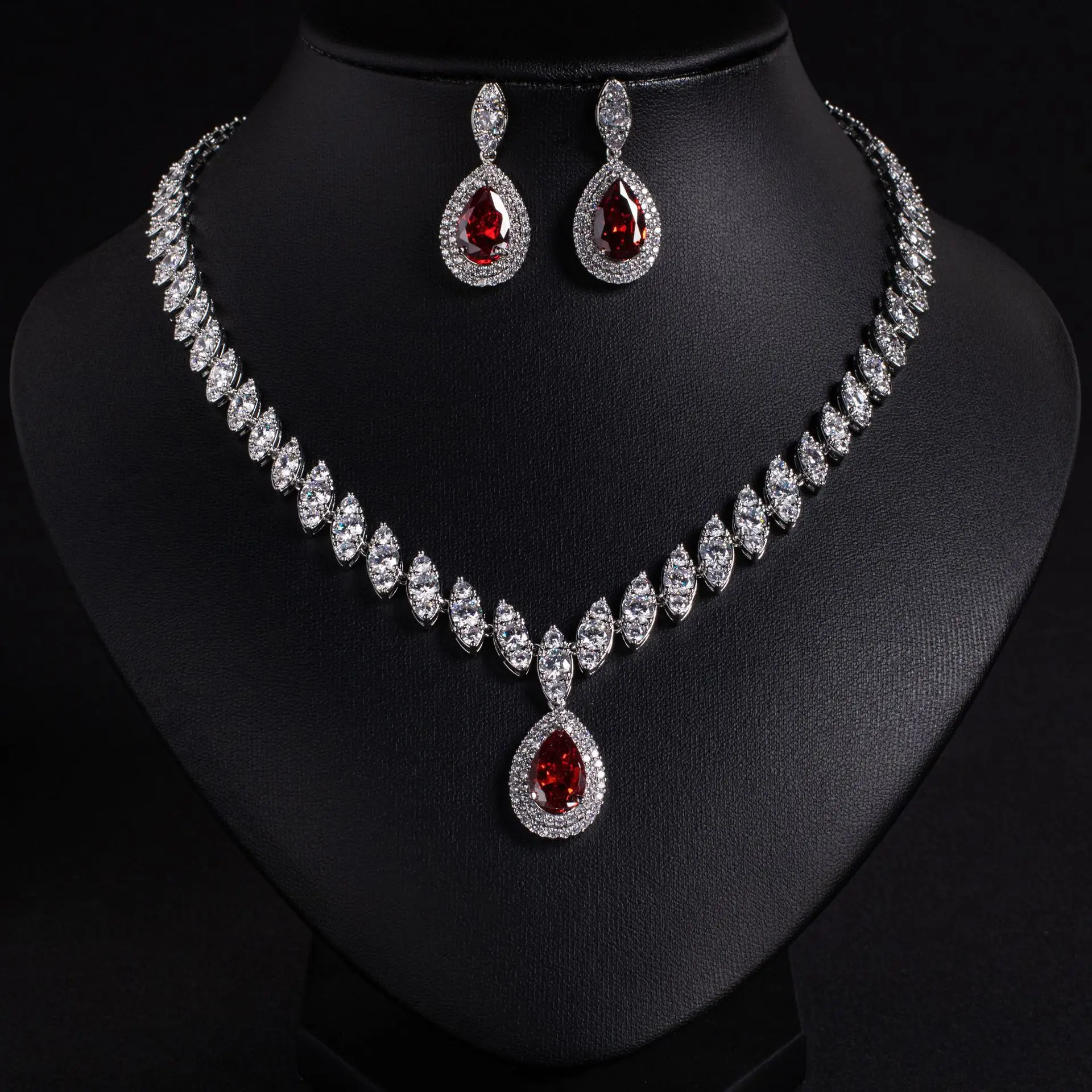 

Cross-border zircon water drop necklace female design sense light luxury necklace collarbone chain fashionable new cold wind wit