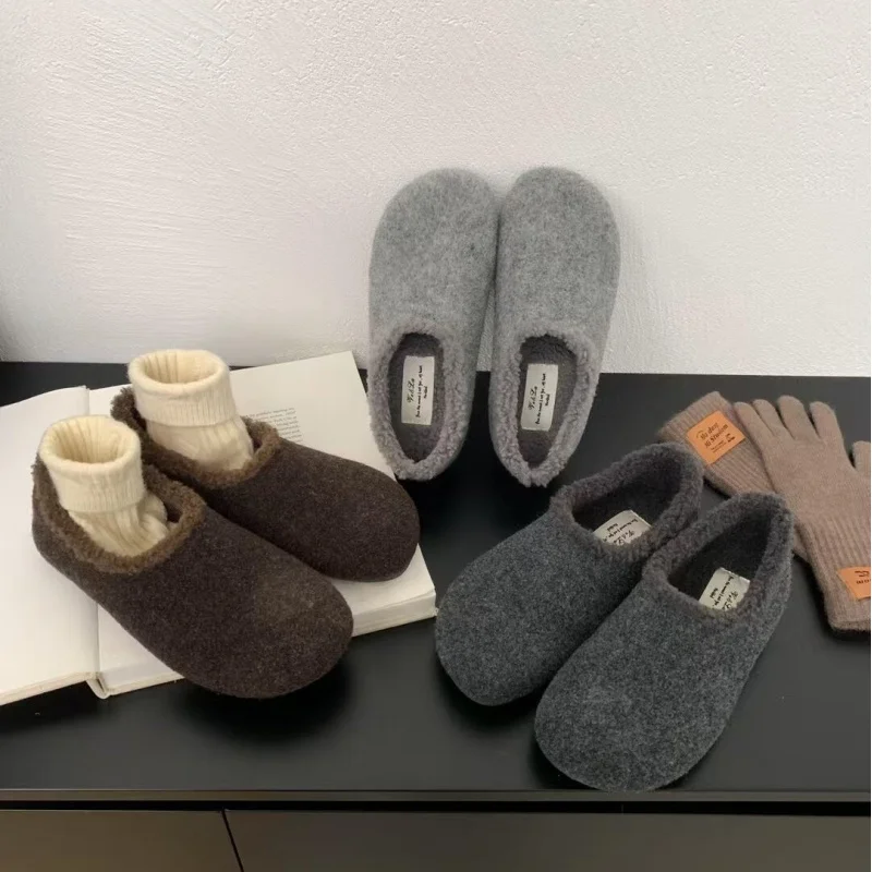 Zdjęcie 7: Szare damskie skarpety Birkenstock z imitacji futra na zimę 2025 |   Klapki wsuwane na zewnątrz |   Ciepłe kapcie domowe z podszewką z polaru