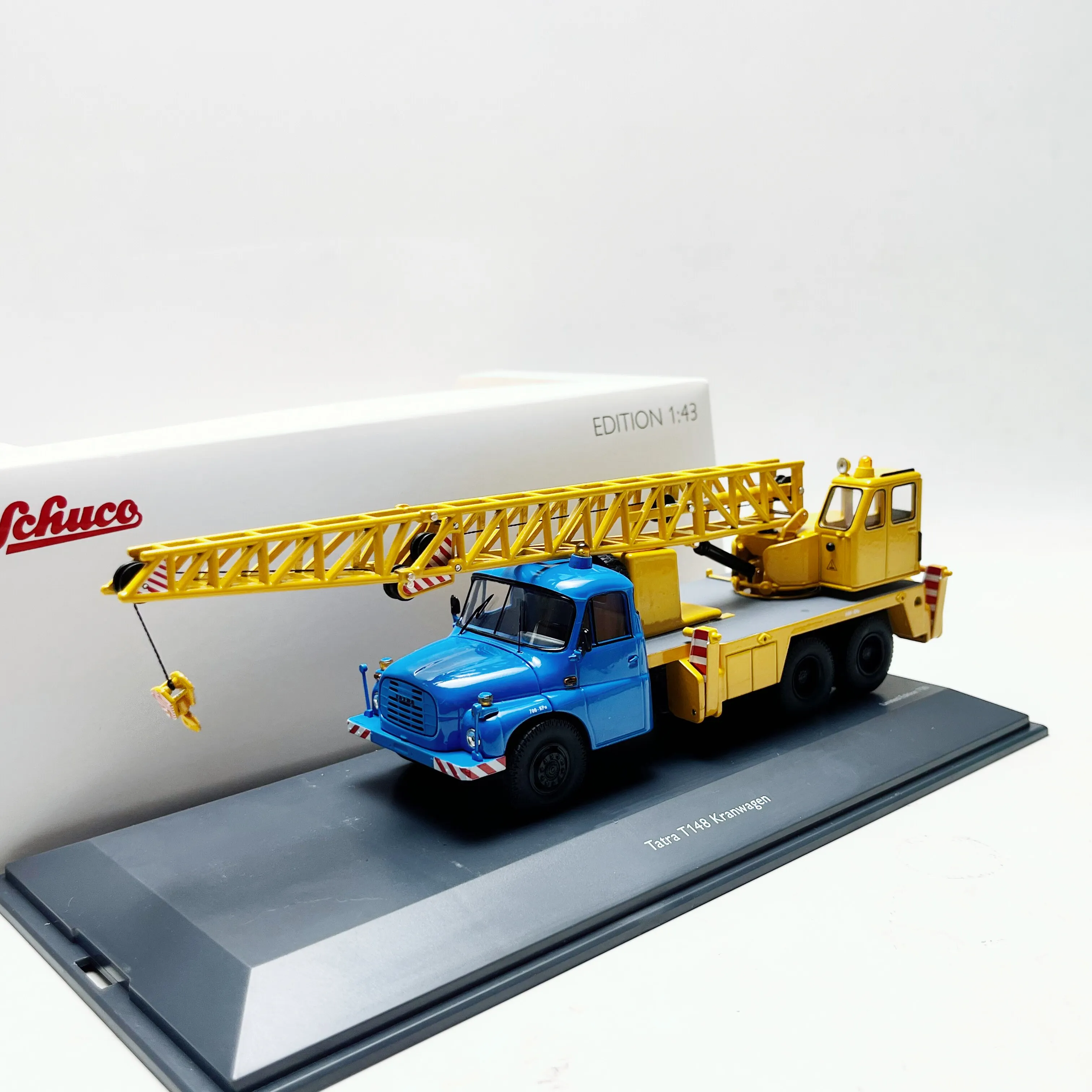 

Металлическая модель грузовика-крана Tatra T148 Schuco в масштабе 1/43