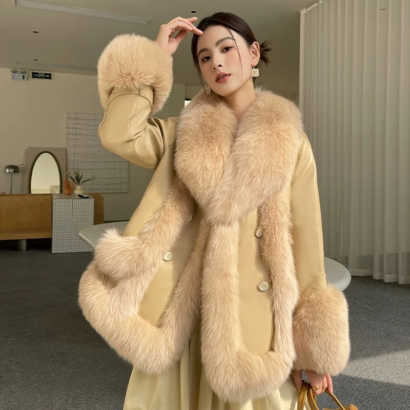 معطف جديد لعام 2025 من فرو الثعلب المقسم من جلد الغنم معطف نسائي من قطعة واحدة معطف متوسط الطول من ريش الإوز سترات دافئة للسيدات