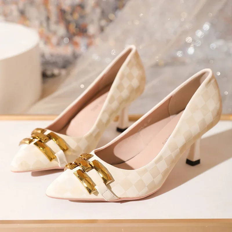 

Женские клетчатые туфли на высоком каблуке, черные кожаные туфли-лодочки на шпильке с острым носком и металлической пряжкой, 2024