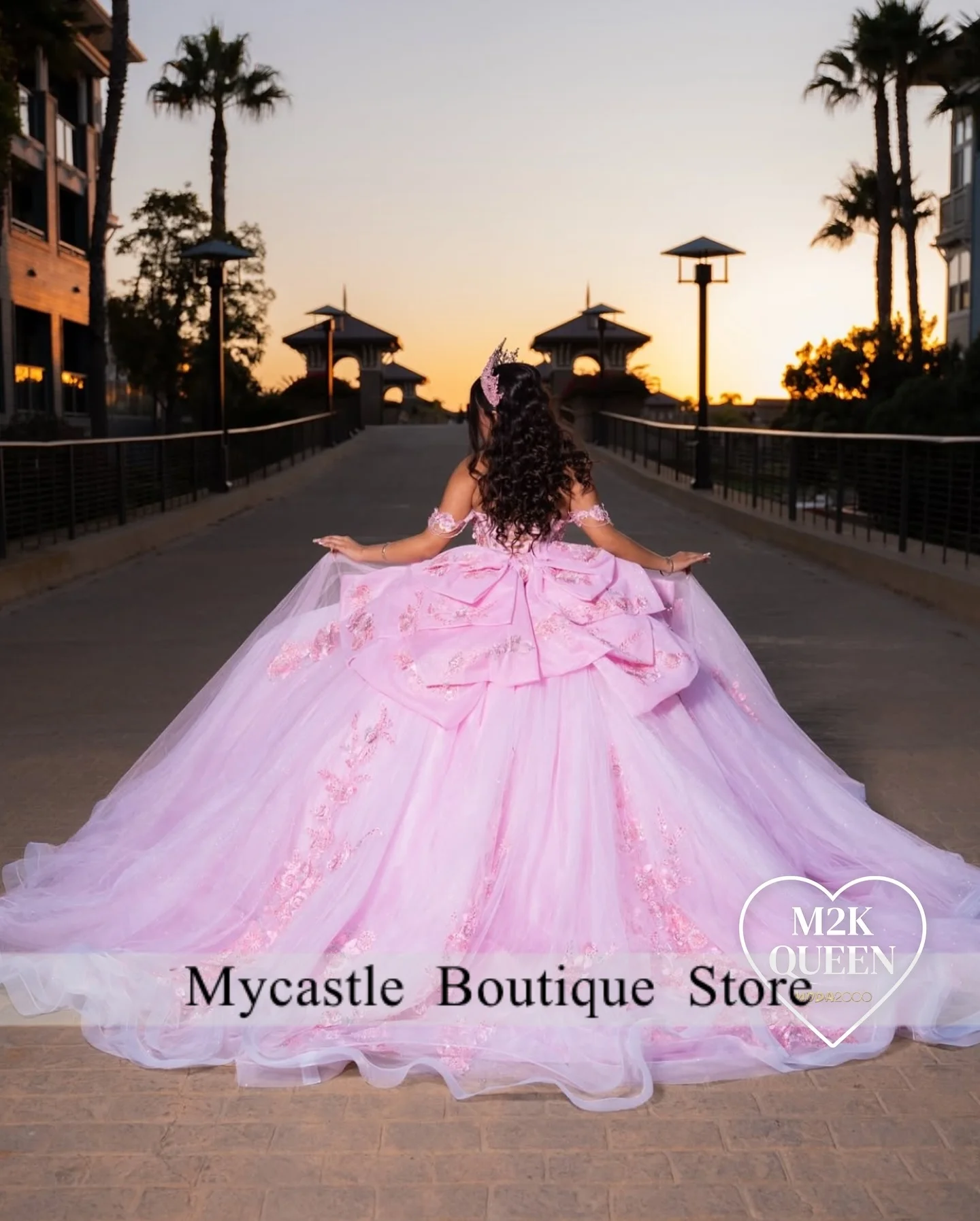 فساتين Quinceanera مزينة بالدانتيل الوردي 2025 مع فيونكة كريستالية لحفلات أعياد الميلاد فستان حلو 16 فستان فيستدوس 15 دي أنوس مخصص