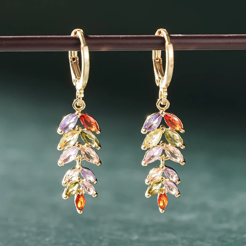 Huitan Ästhetische blattförmige Damen-Ohrringe mit eingelegten, leuchtend bunten CZ-Steinen, elegantes Party- und Hochzeitszubehör, Schmuck für Damen