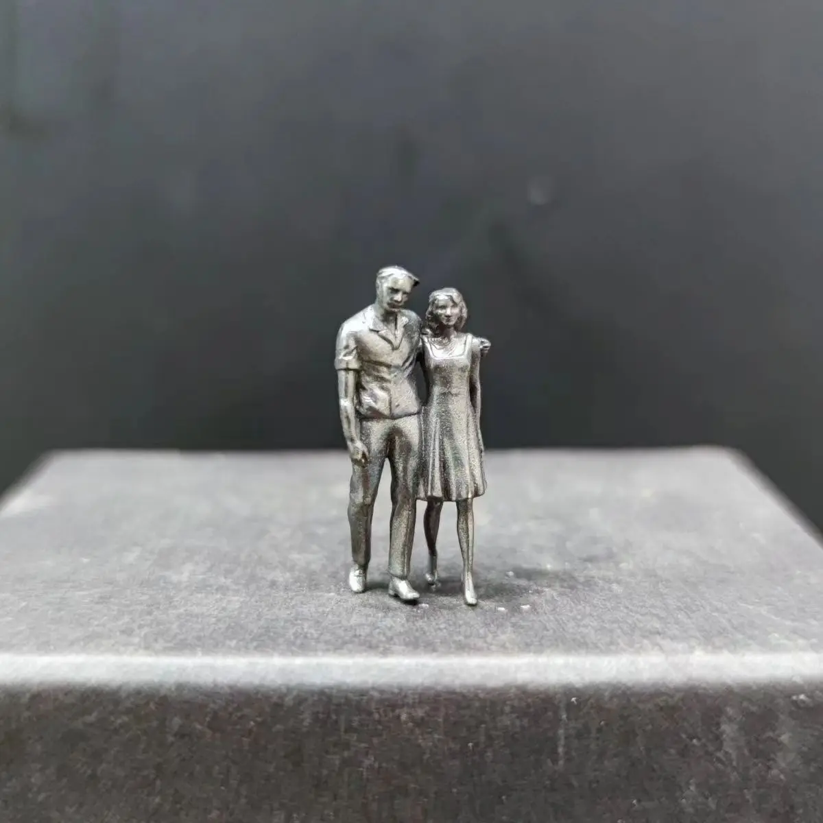 Fine Copper Couple Take A Walk High Precision Ultra-small Micro Landscape Action Figures Metal Miniature Ornament Accessories