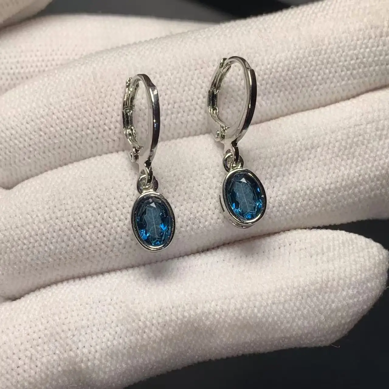 HEYYA STONE Vintage Natural Blue Topaz Hoop Earrings Proste klasyczne okrągłe kółko Biżuteria z kamieni szlachetnych Ręcznie robione 14K ZŁOTO ekskluzywne