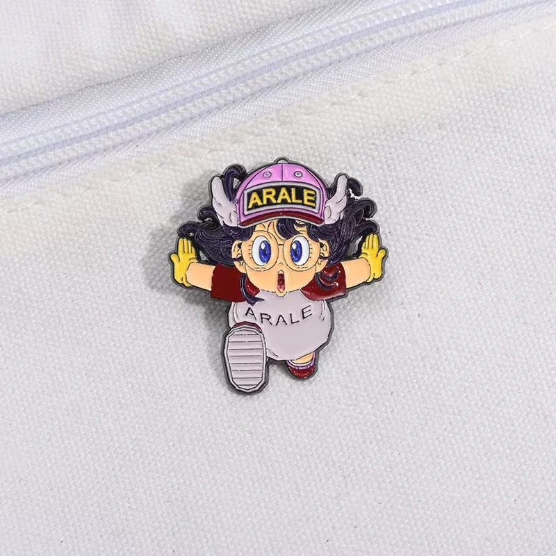Cartoon Dr. Slump Arale Distintivo Spilla Spilli Anime Piccola Ragazza Android Arale Forma Smaltata Pin Carino Cosplay Regalo Zaino Accessorio