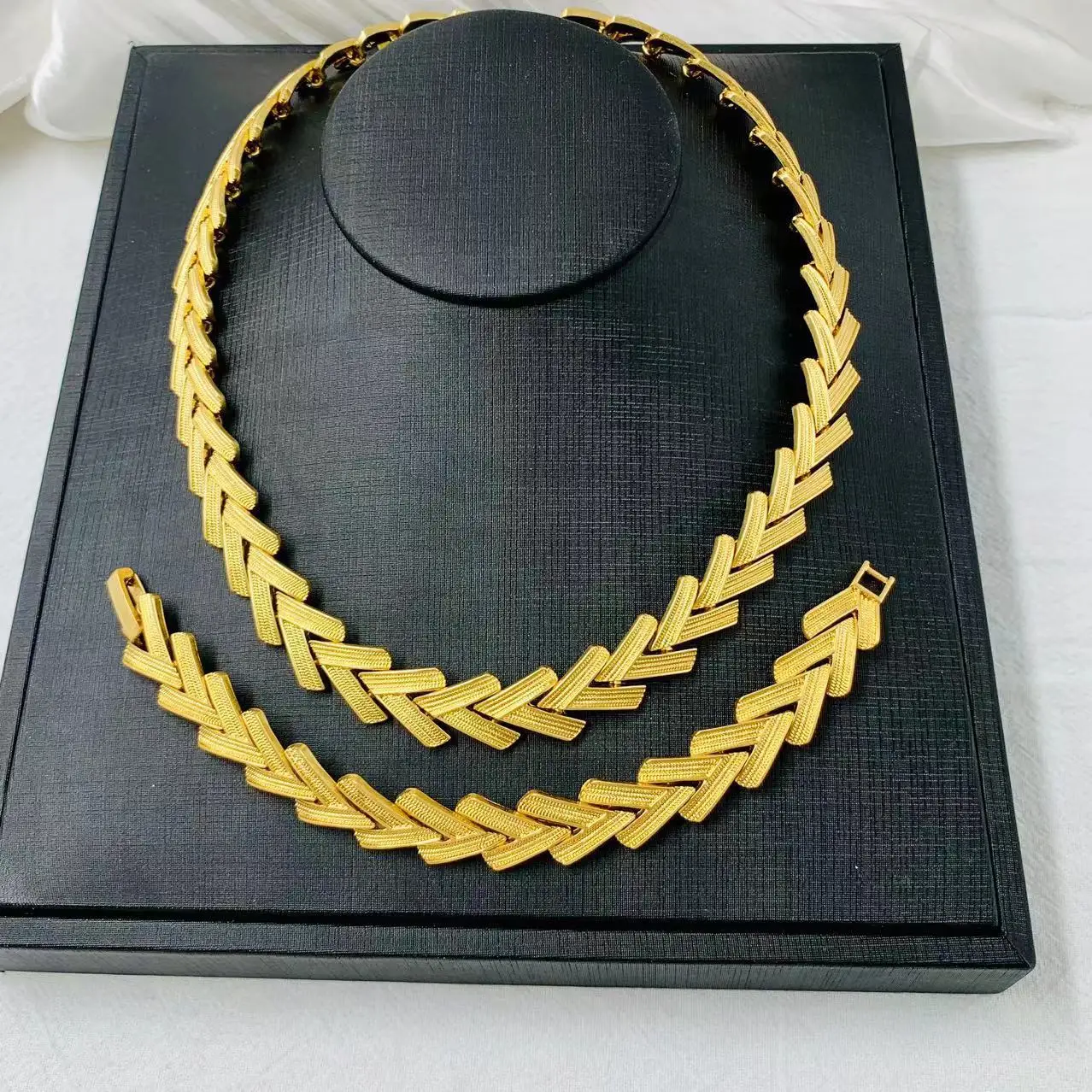 

V-Shapes Jewery Sets Plated Geometric Chokers And Bracelets Strong Vintage Necklaces For Women On Sale