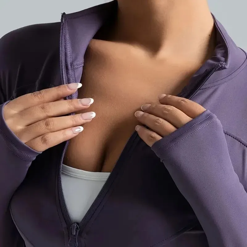 سترة جري نسائية بسحاب خفيفة الوزن وقابلة للتمدد مع فتحات للإبهام، رقبة عالية، ملابس رياضية لليوجا قابلة للتنفس
