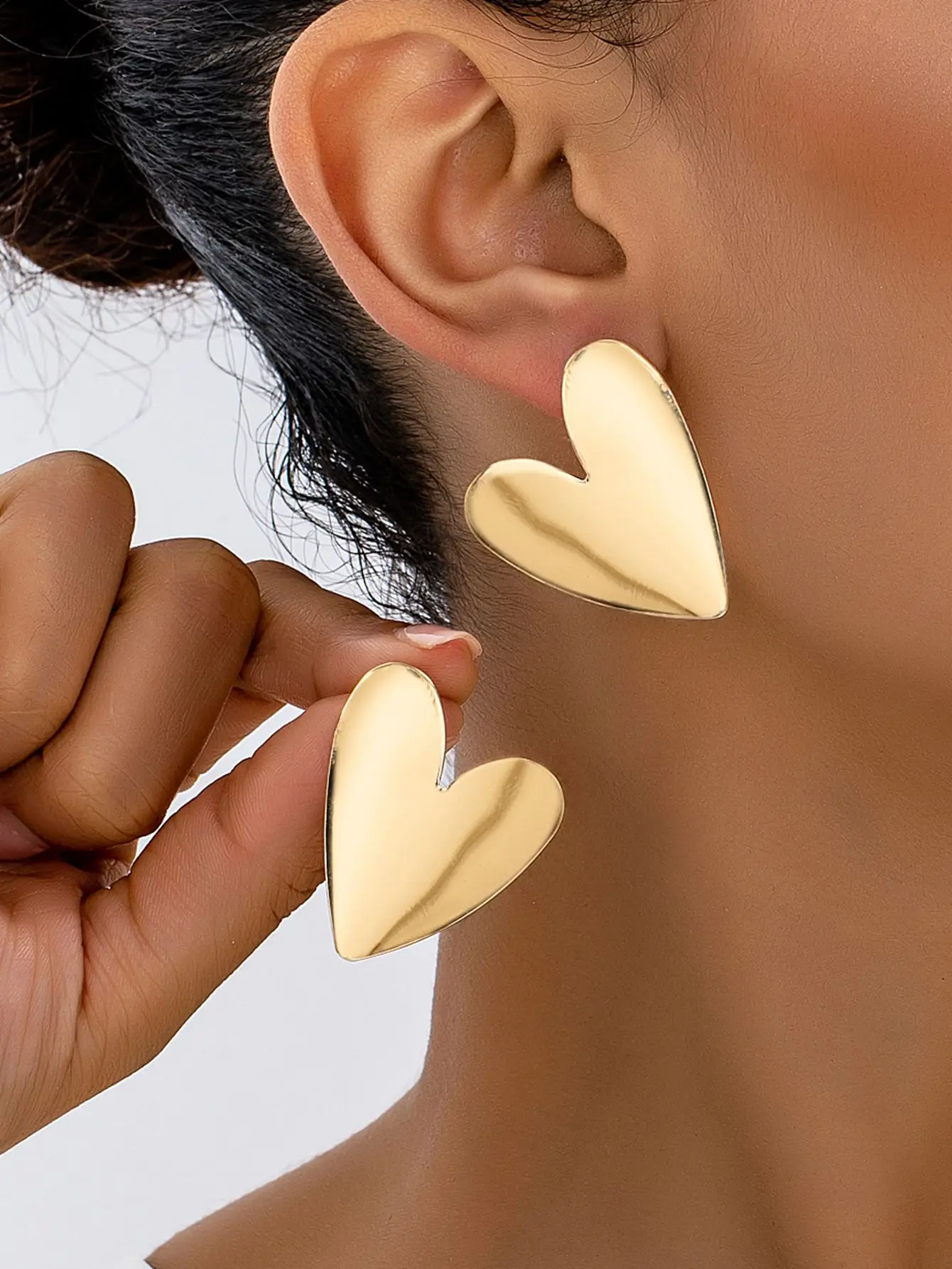 A Pair of Exaggerated Gold Heart-Shaped Stud Earrings, Sweet and Cool Style, Minimalist Sculptural Design, Versatile Earrings
