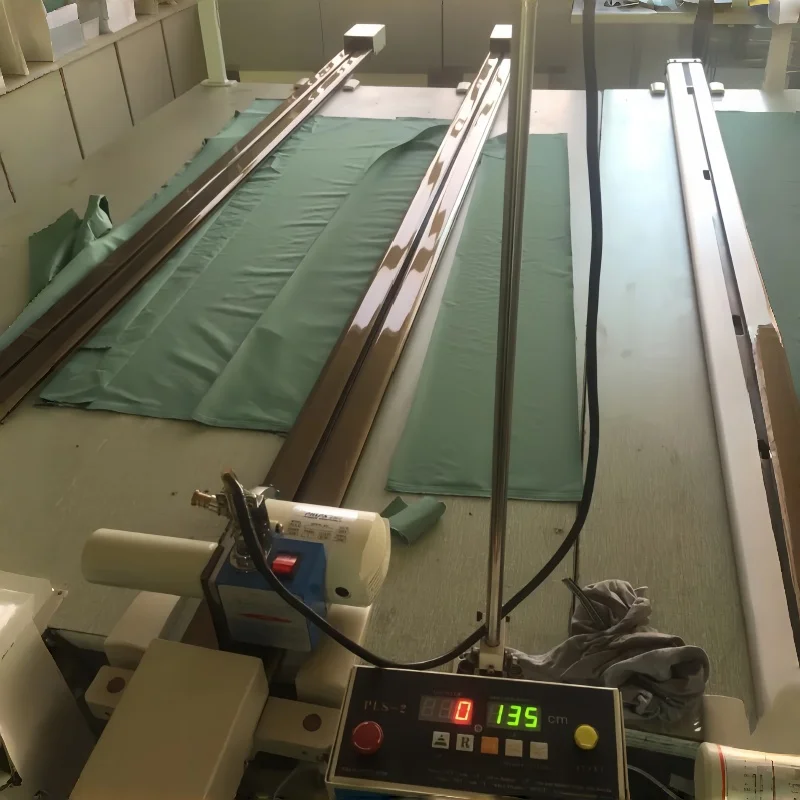 Electric Round Knife Edge Cutter Automated Table Cloth Automatic Fabric End Cutting Machine With 2500mm Long Guide Rail view 2