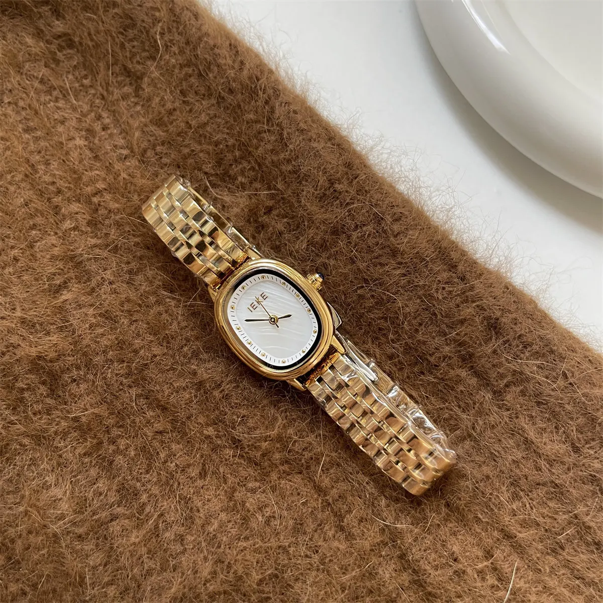 New Women'S Watch, Simple Yet Sophisticated, With An Elegant Oval Design, Small Gold-Tone Case, And Stainless Steel Chain Strap.