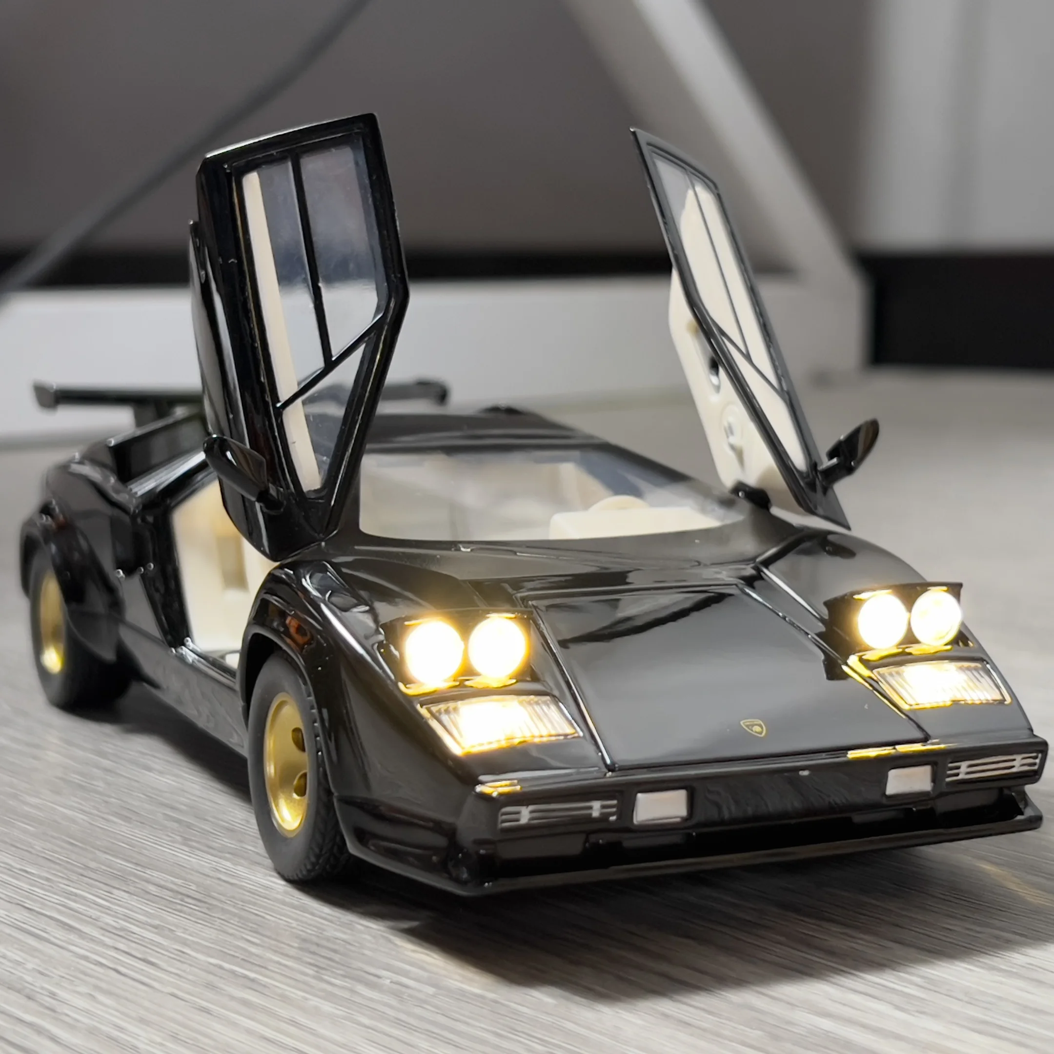 1:24 Lamborghini Countach LP500S Diecast Metal Car Model