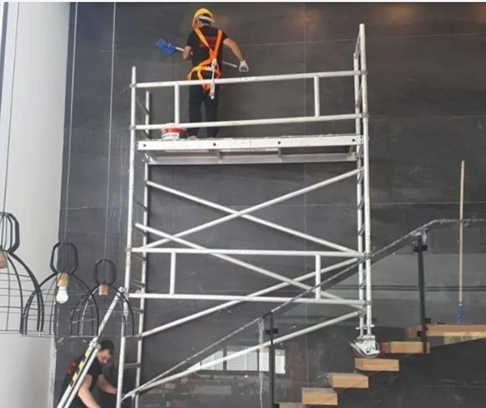 安価な携帯用移動式足場フレーム構造車輪付き亜鉛メッキ伸縮式装飾折りたたみ式はしご足場