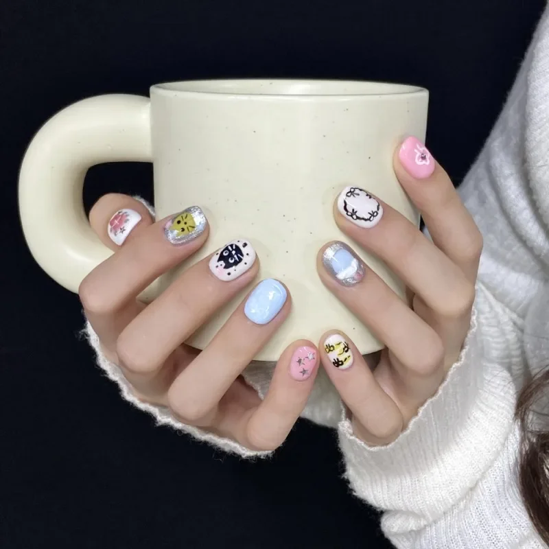 10 Stuks Handgemaakte Schattige Handgeschilderde Kat Cartoon Decoratie Stick-On Valse Nagels Set Druk Op Nagels Met Ontwerp Roze Blauw Wit 2024