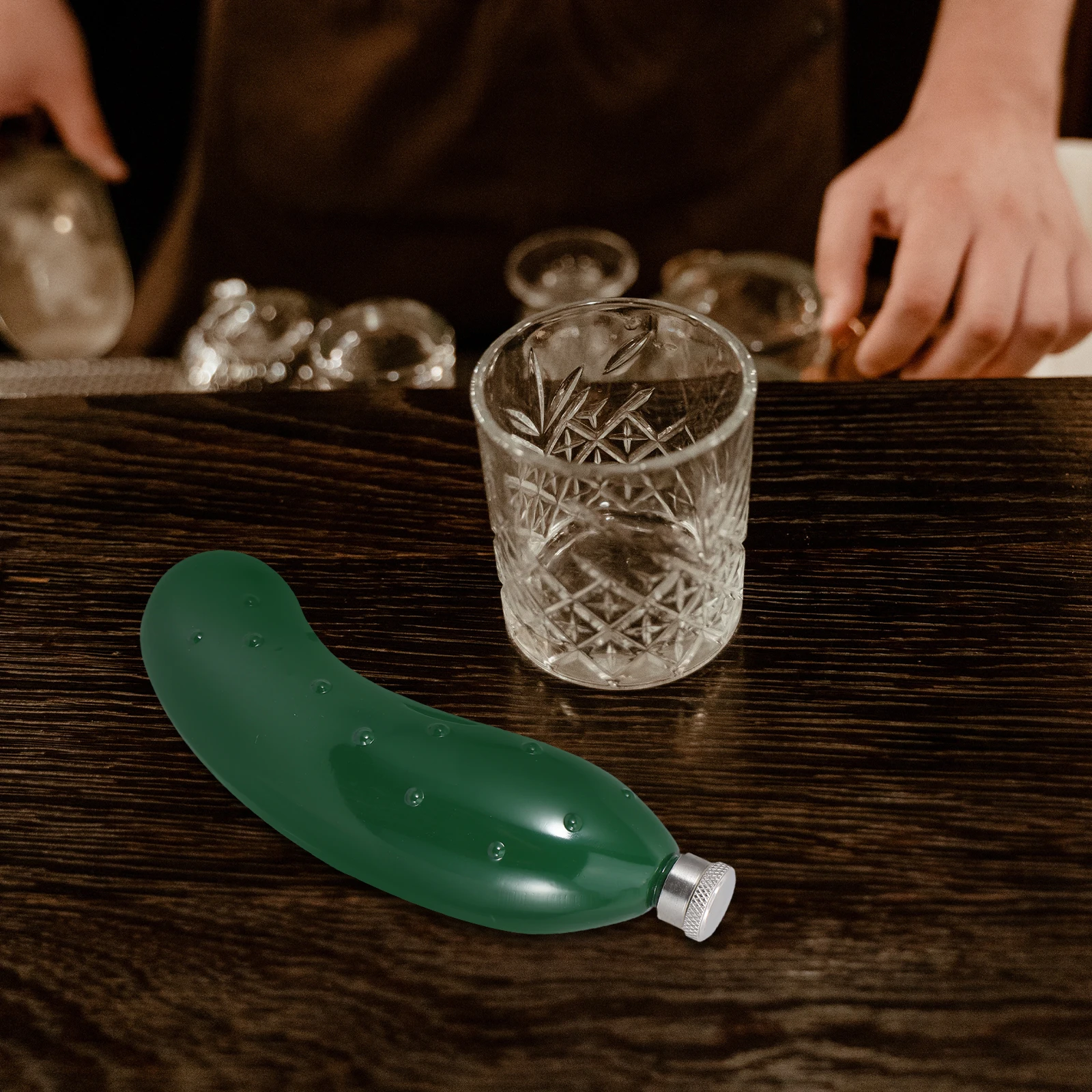 

Stainless Steel Cucumber Shaped Flask Portable Whiskey Bottle Water Bottle Jug For Men And Women For Outdoor Picnics Travels