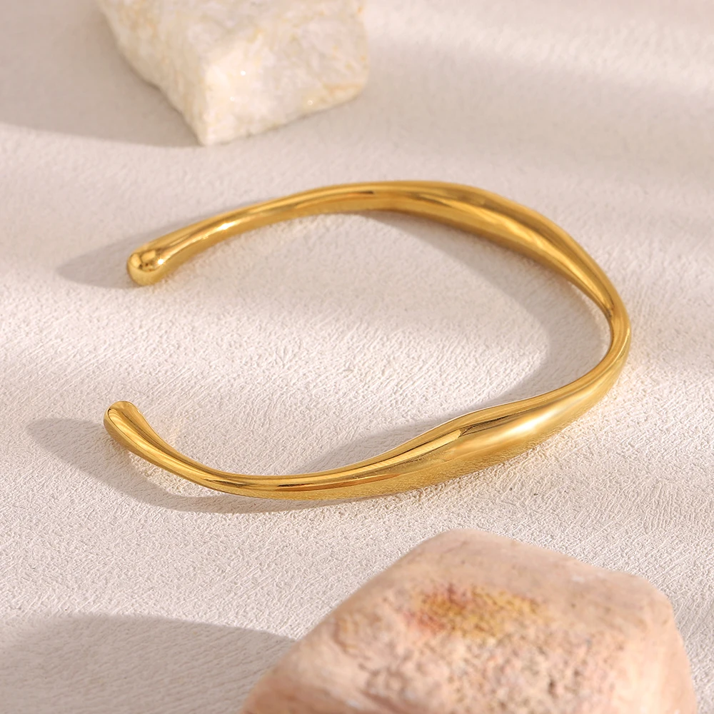 E.B.belle Neues, glattes, unregelmäßiges, gedrehtes Manschettenarmband, 18 Karat vergoldeter Edelstahl, minimalistischer Stil, Damenschmuck – Detail 5