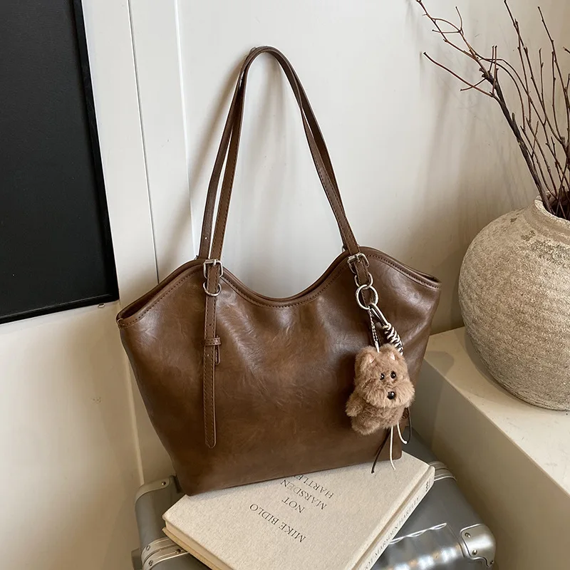 

Women's Vintage Minimalist Tote Bag with Free Cute Bear Keychain 2026 Early Fall Large Capacity PU Leather Shoulder Bag for Work