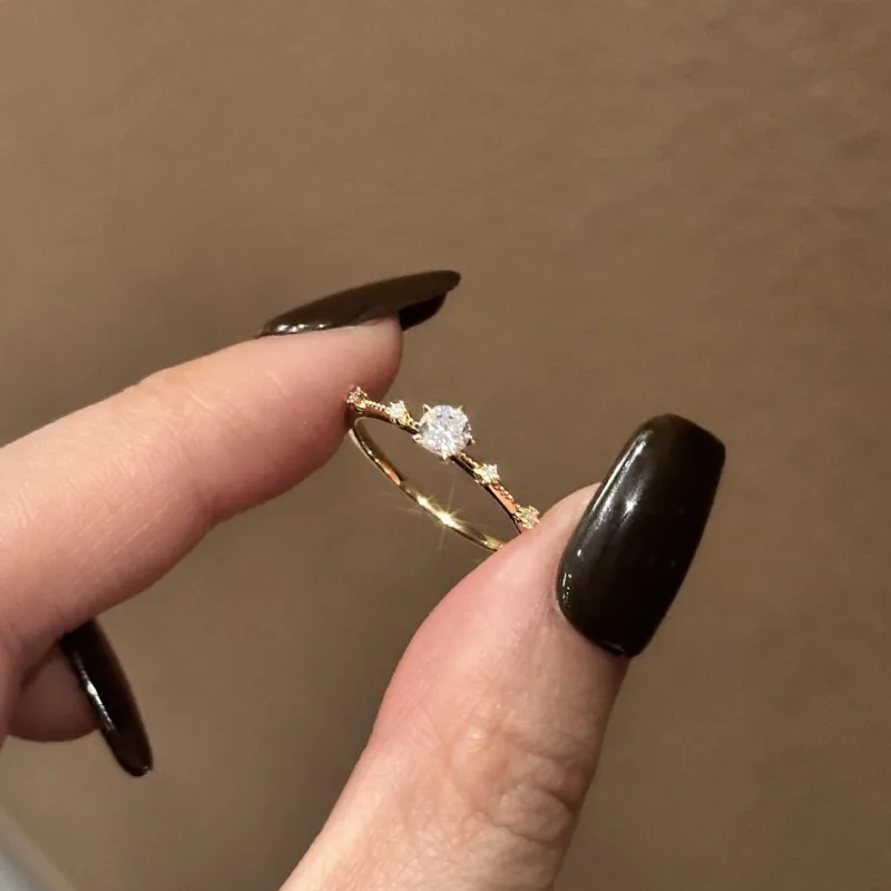 

Простые ювелирные изделия в стиле Ins, кольцо с одним бриллиантом с пятью когтями, маленькие и изысканные универсальные украшения, легкая роскошь и элитный смысл,