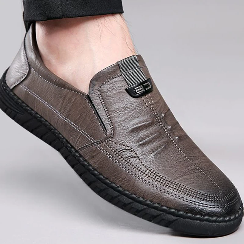 Nuove scarpe Casual in pelle da uomo alla moda traspiranti versatili tendine scarpe con suola morbida antiscivolo scarpe resistenti all'usura e Comfort