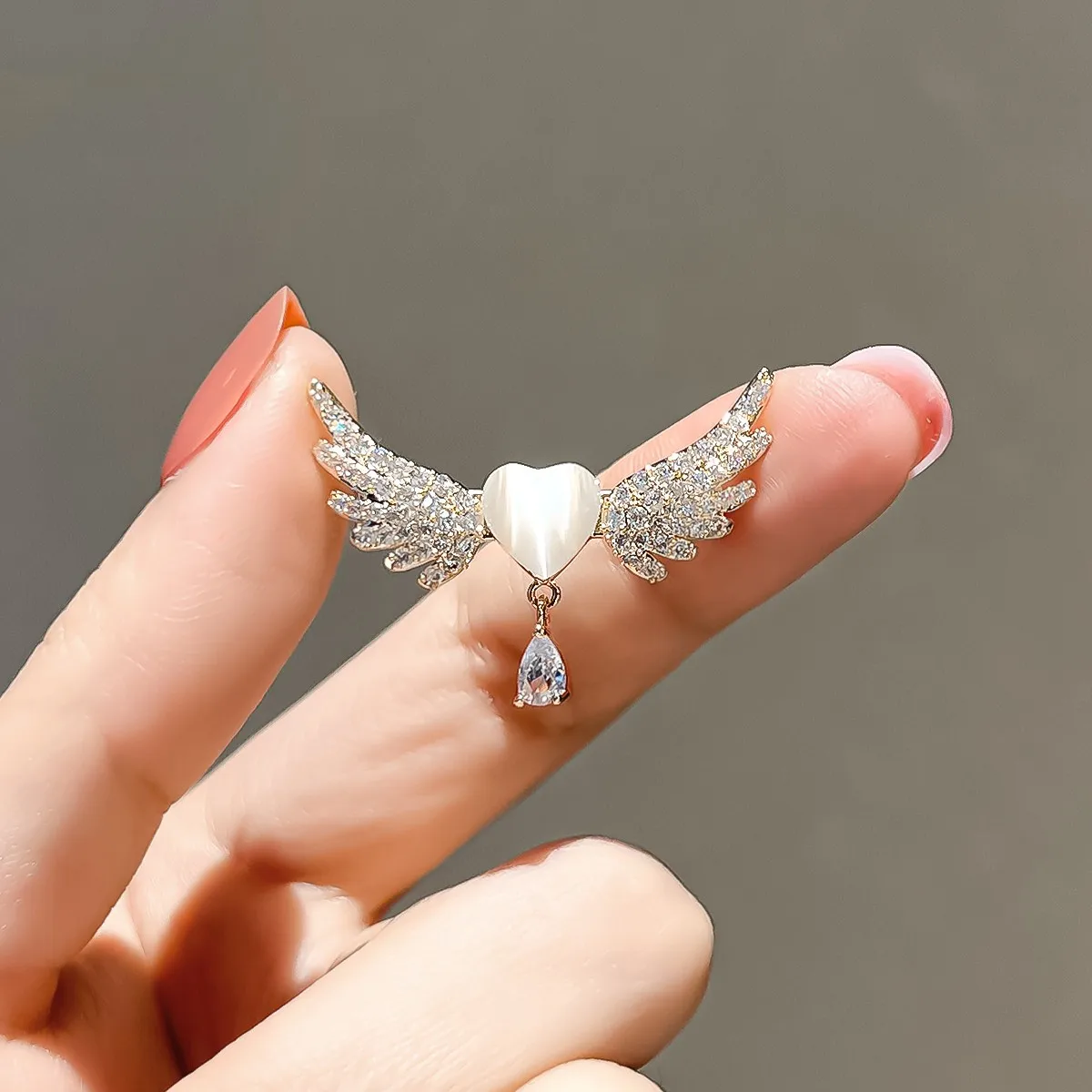 Elegant Angel's Wings Rhinestone Brooches For Women Luxury Design Pearl Heart Brooch Pin Office Party Charms Jewelry Accessories