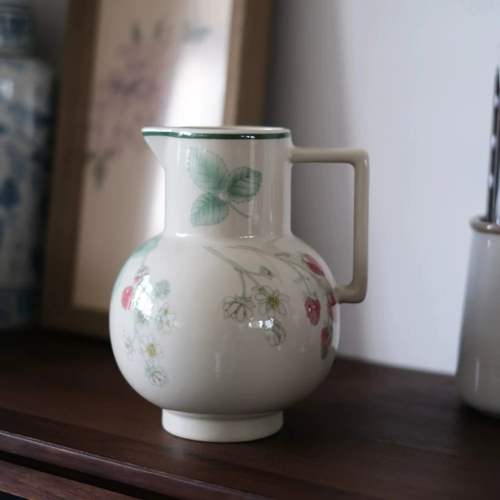 Modern French pastoral desktop flower ware hand-painted strawberry flower ceramic vase, home desktop decorative vase ornament