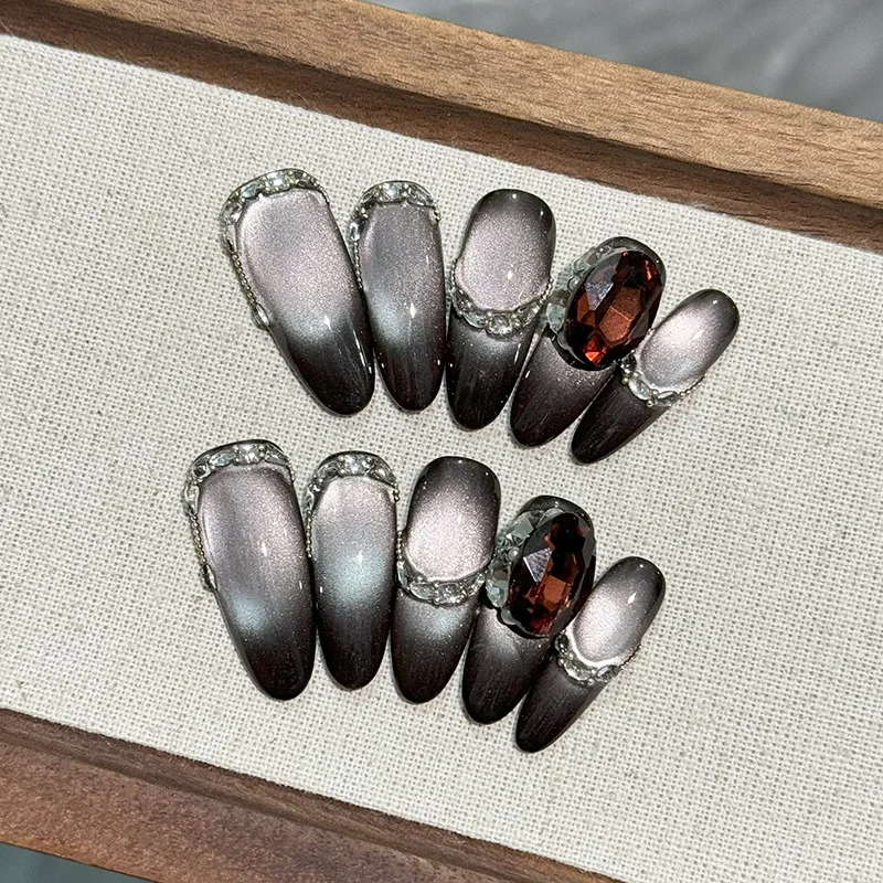 unhas-posticas-artesanais-pretas-e-prateadas-com-efeito-«olho-de-gato»-e-formato-amendoado-com-corrente-de-strass-bordo-luxuosas-de-cor-escura-e-elegantes-reutilizaveis