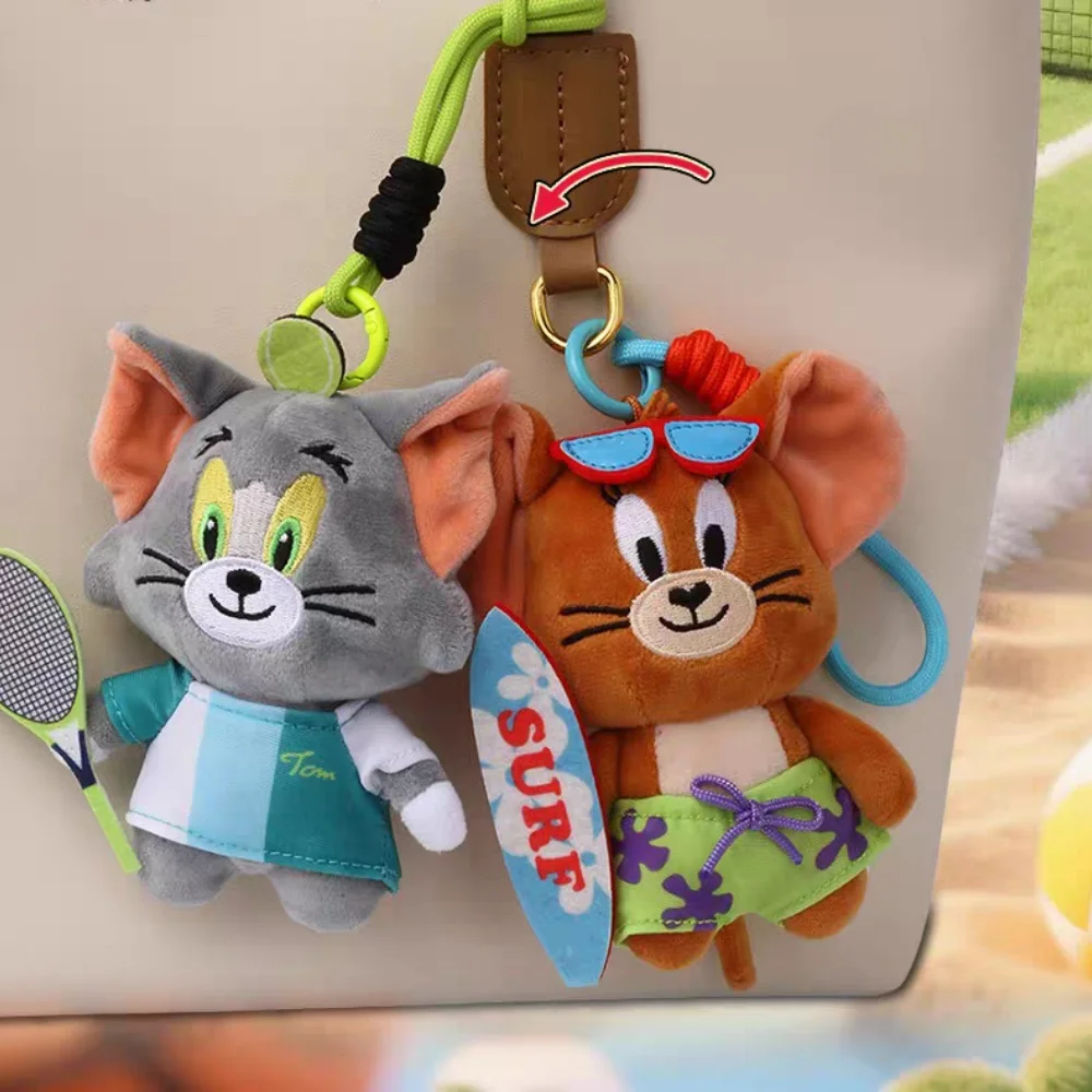 Anime genuino Tom y Jerry serie deportiva muñeco de peluche Kawaii dibujos animados baloncesto Tom surf Jerry mochila muñecas decorativas regalos