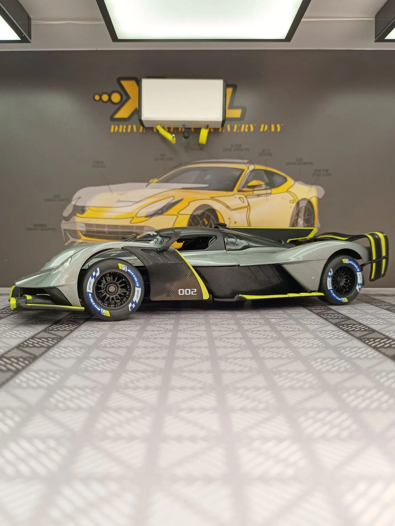 1:24 Martin Valkyrie Legering Automodel Ornament Supercar Geluid en licht Kinderspeelgoeddeur kan openen