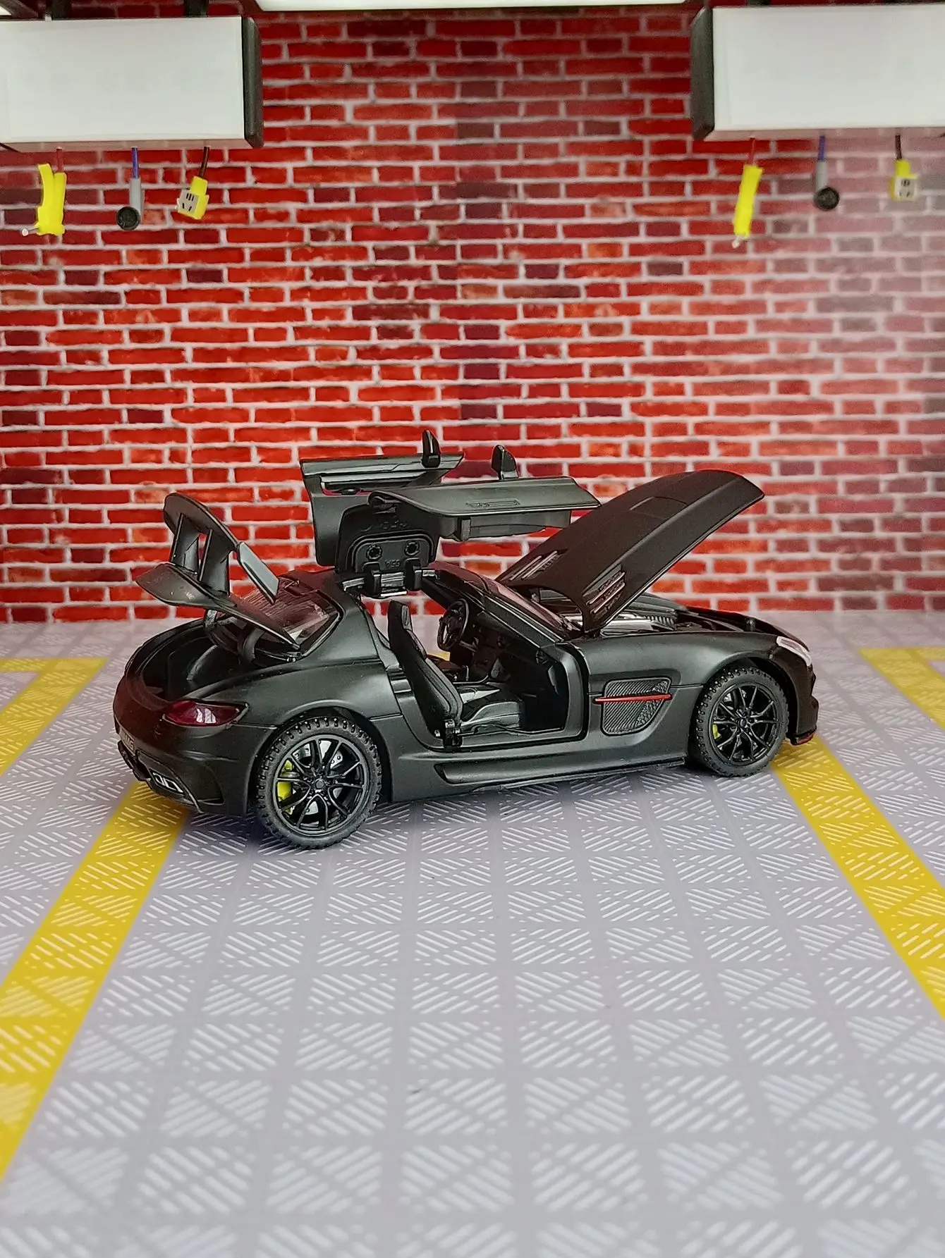 1:32 Mercedes Benz SLS Model Car Toy Alloy Body Doors Opened Sound Light Pull Back Off-road Vehicle Models Simulation Ornaments