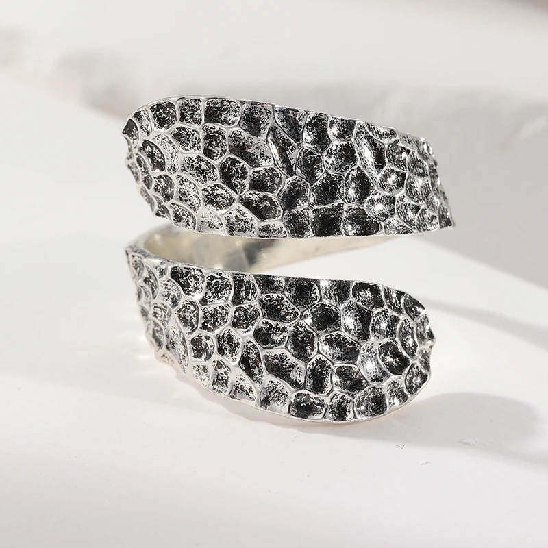 Kreativer, schlichter Vintage-Ring mit verstellbarer Öffnung, unregelmäßiger gehämmerter Metallring, Bankett- und Street-Niche-Party-Accessoire-Ring