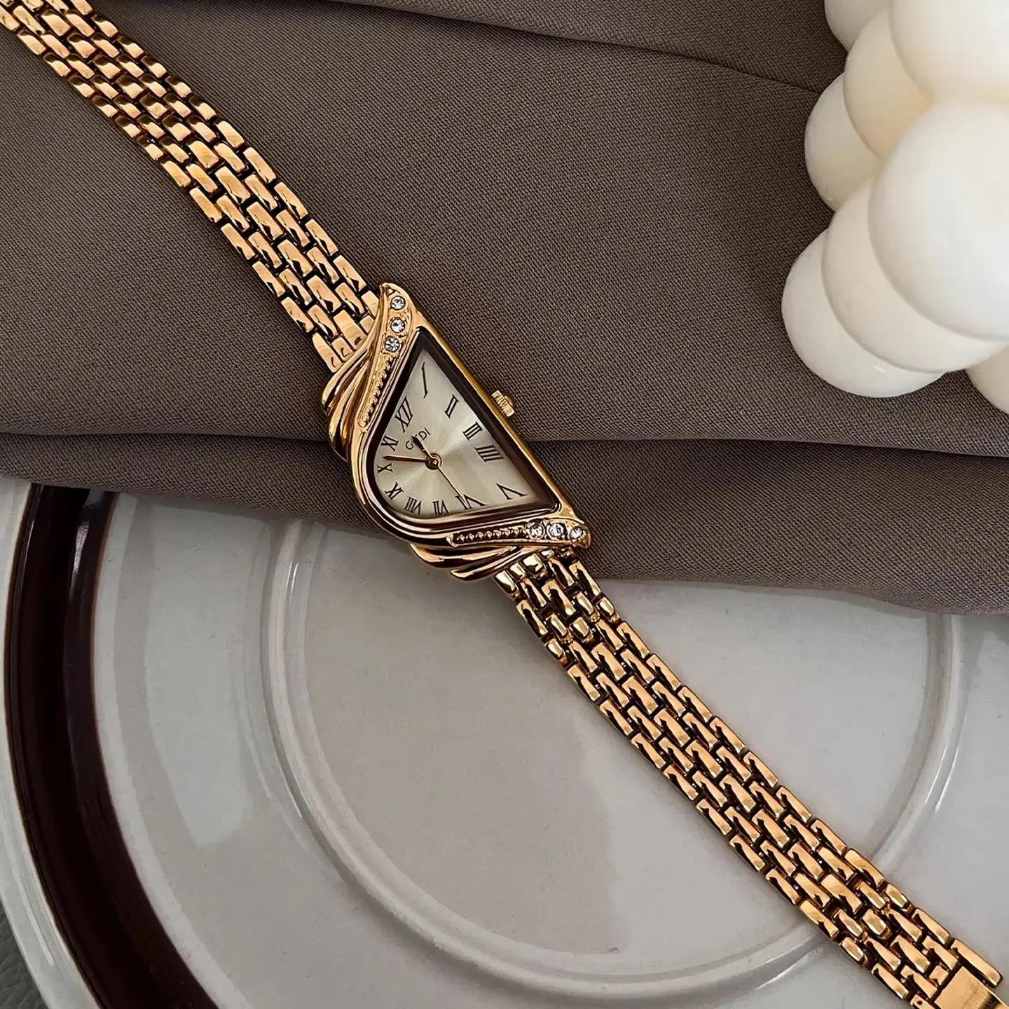 

Vintage Irregular Triangle Watches for Women Luxury Stainless Steel Bracelet Watch Roman Numeral Quartz Ladies Dress Watches