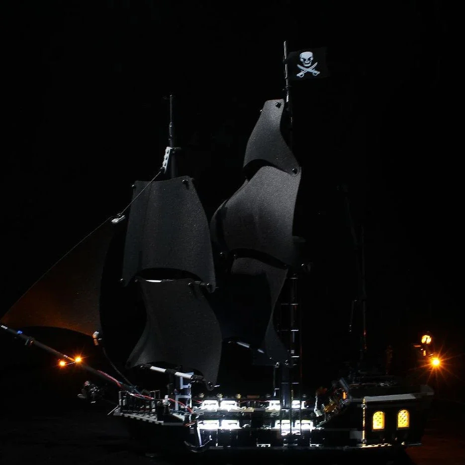 Creative building block lighting is compatible with 21313 Pirates of the Caribbean series Black Pearl LED lighting