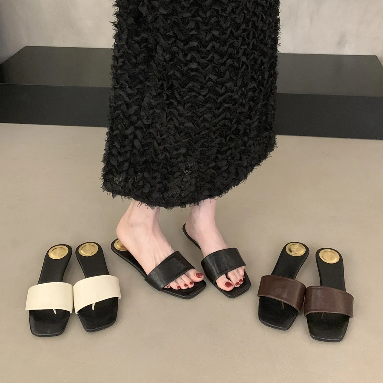 

Bailamos 2026 Новые летние женские шлепанцы с открытым носком, уличные сандалии, модные элегантные женские шлепанцы на низком танкетке