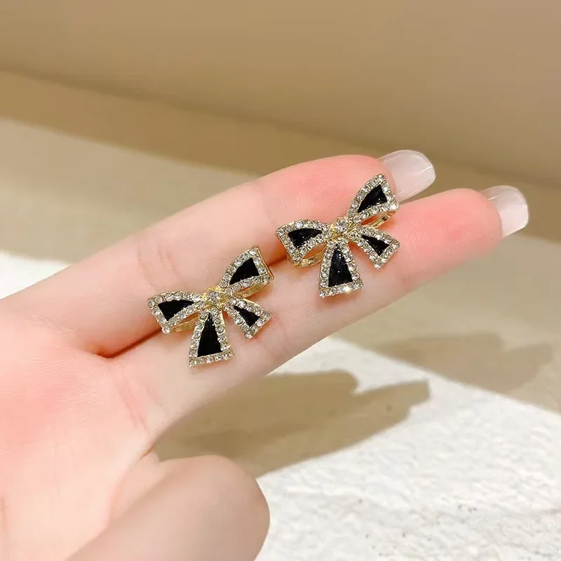 

1Pair Unique Luxury Black Bow Stud Earrings for Women, Gold Tone Rhinestone Inlaid Bowknot Earrings, Personality Stylish Earrings, Fashion Accessories for Daily Wear, Party & Dating
