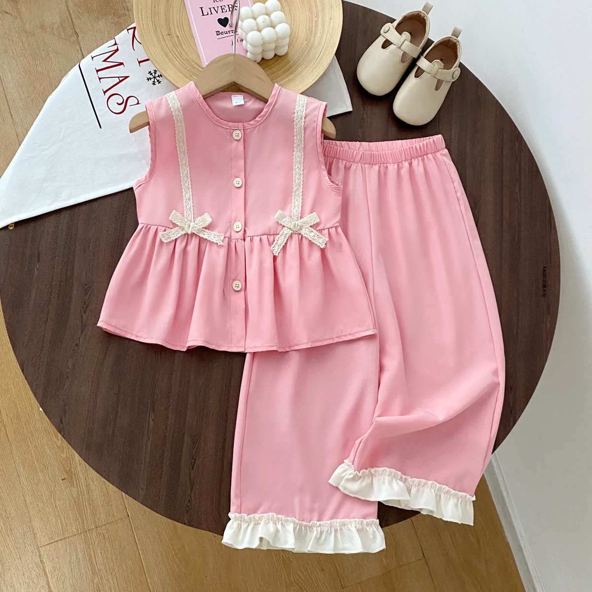 Koreanische Mädchen Anzug 2026 Sommer Neue Nette Spitze Bogen Taste Weste + Hose Mädchen Kleidung Mode-Sets
