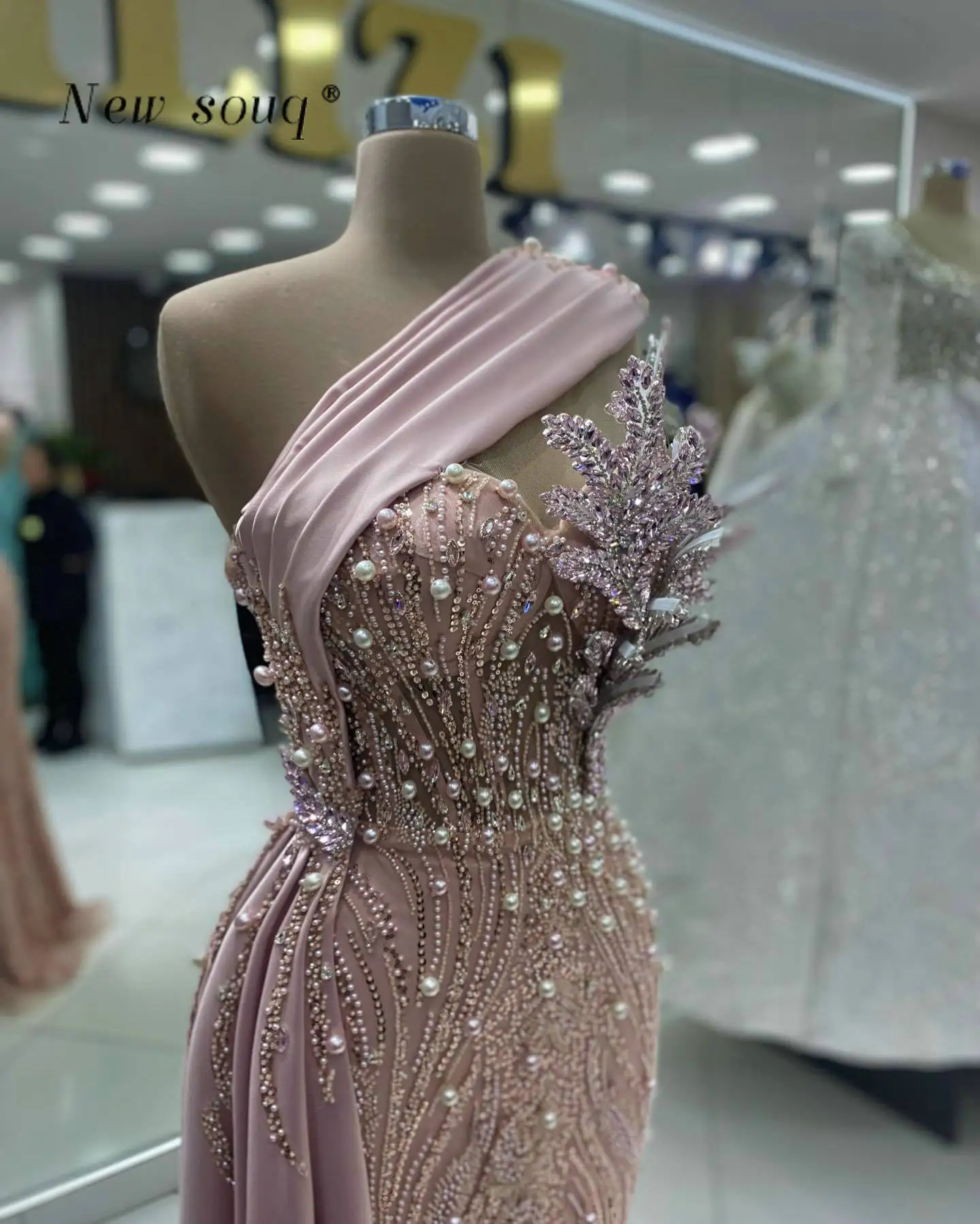 Vestidos de Noche de sirena con cola de satén lateral para niñas negras, vestidos de fiesta de graduación con perlas y cristales, color rosa y Nude, hechos a medida, 2024