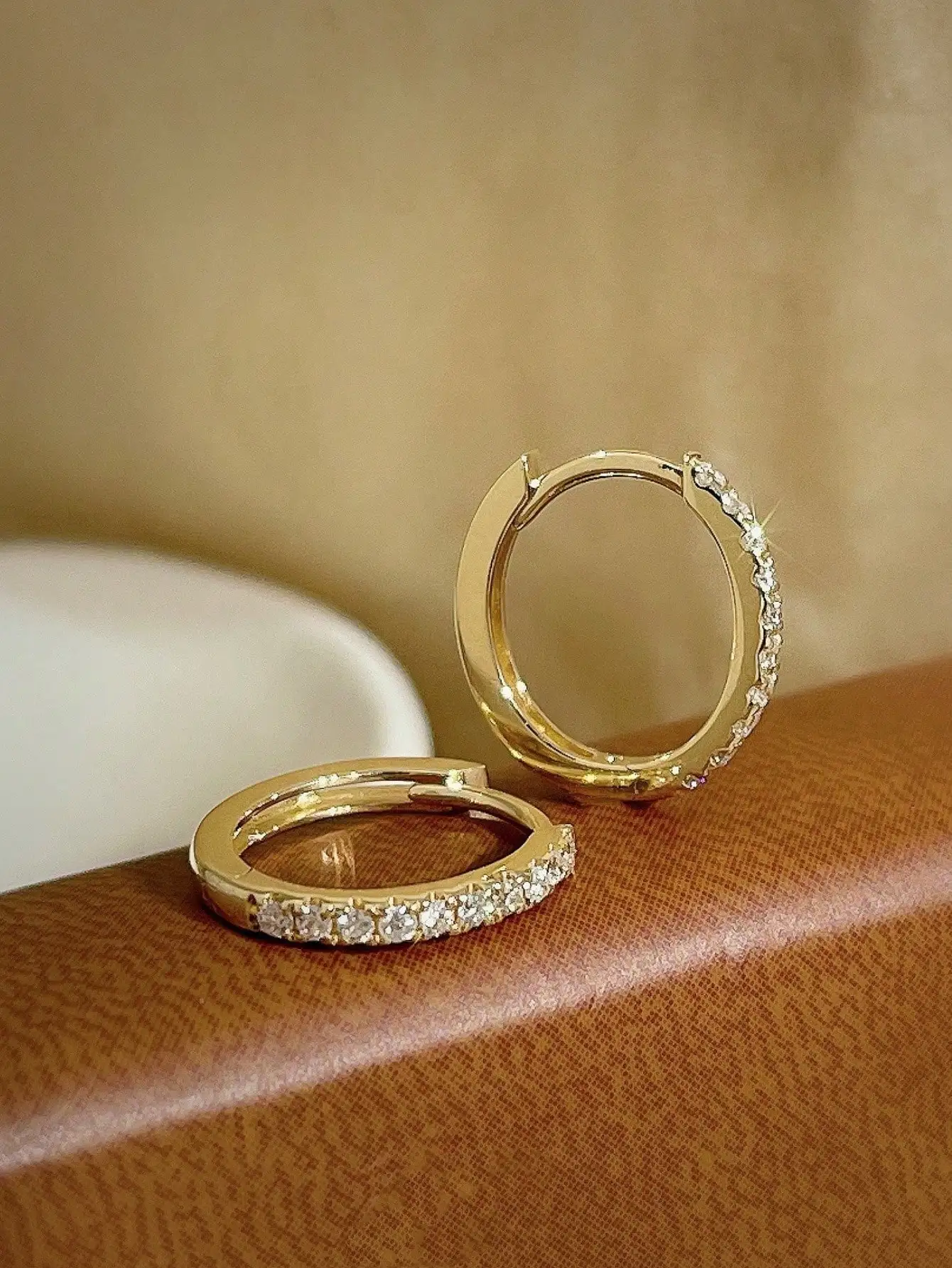 

Серьги-кольца с золотистым покрытием и фианитами, диаметр 1 см, минималистичный элегантный дизайн