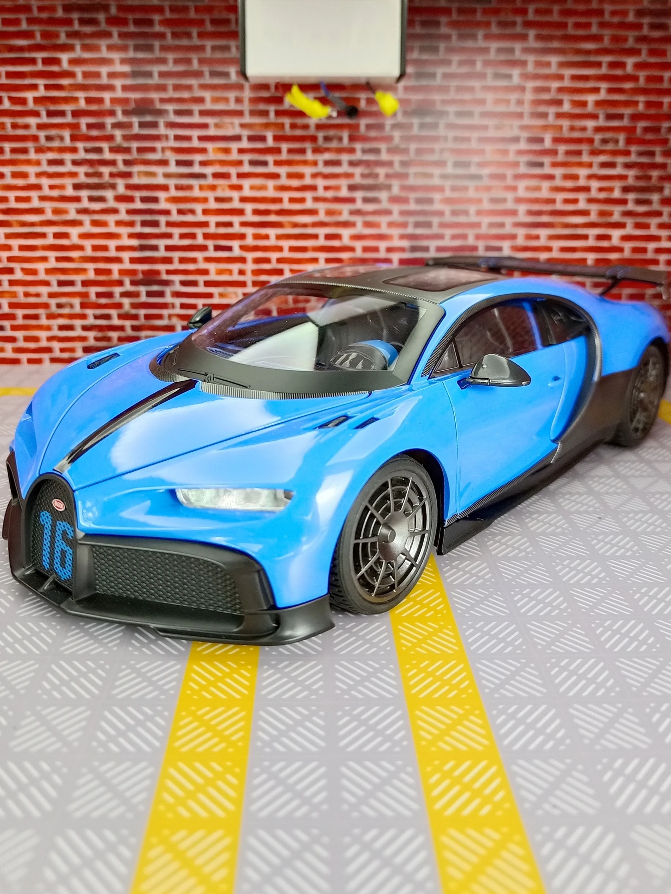 

1:18 Chiron Alloy Car Model for Boys, Sports Car, Sound and Light Toys, Car Model Collection for Boys' Birthday Gifts