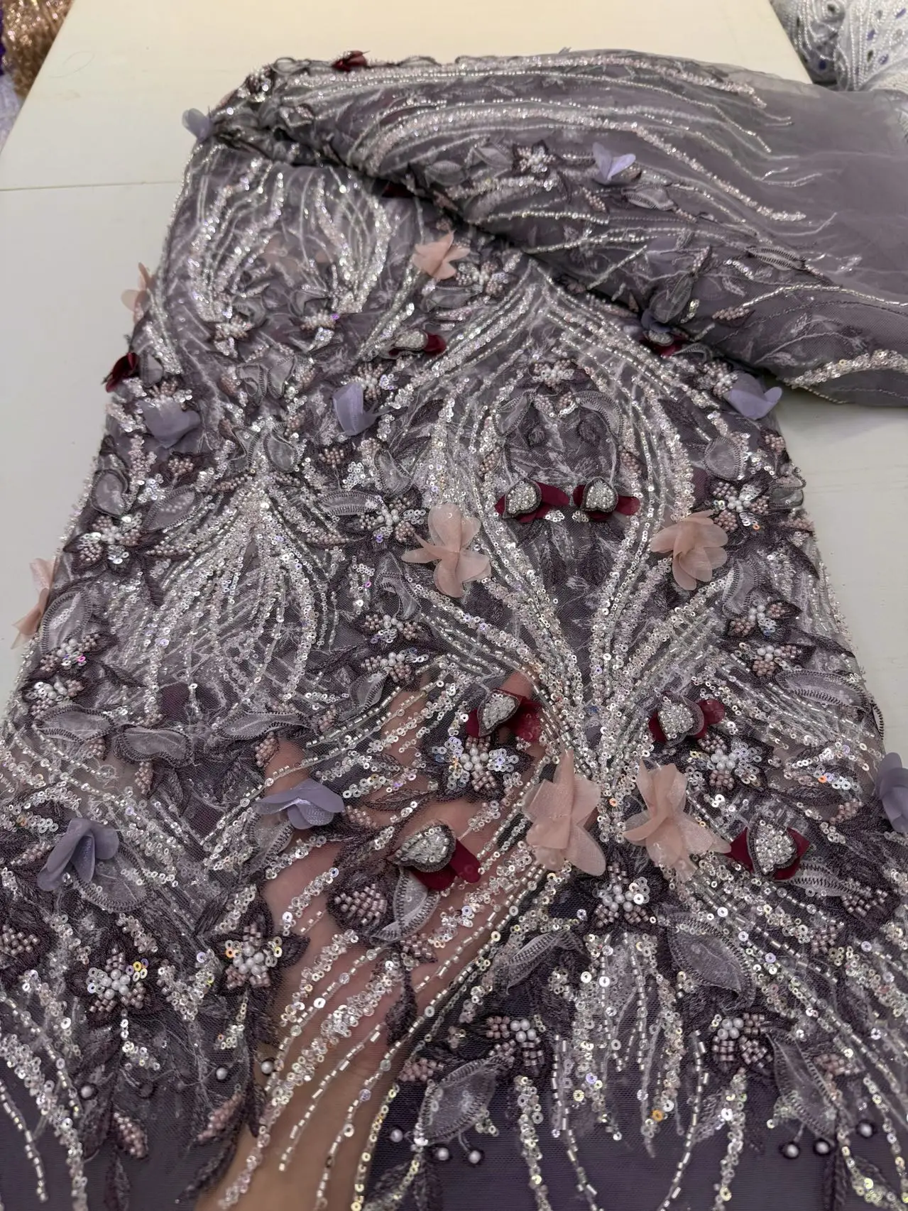 Tessuto di pizzo con perline fatto a mano africano con ricamo floreale 3D 2025 Tessuti di pizzo netto con paillettes francesi nigeriane per abito da sera