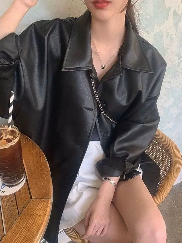 เสื้อคลุมหนัง PU สไตล์ชิคสำหรับฤดูใบไม้ร่วง แขนยาว คอปก ทรงหลวม สวมใส่สบาย เหมาะสำหรับเดินทางและแฟชั่น