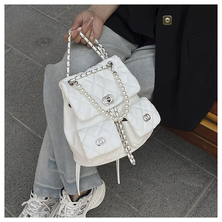 

Autumn Trendy Quilted Backpack - Stylish Diamond Stitch Design, Adjustable Pearl Chain Straps, Spacious & Lightweight for School