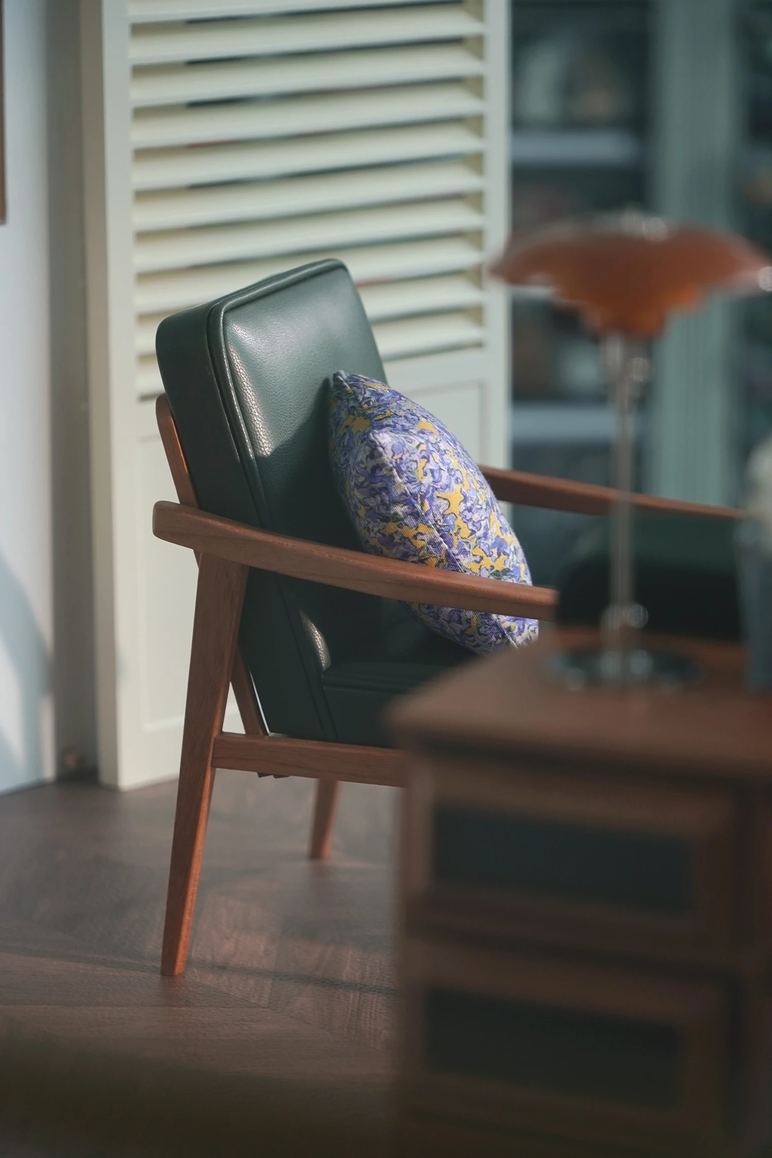 1/6 نموذج بيت الدمية اكسسوارات الأثاث نموذج صغير أريكة شخص واحد من الخشب الصلب