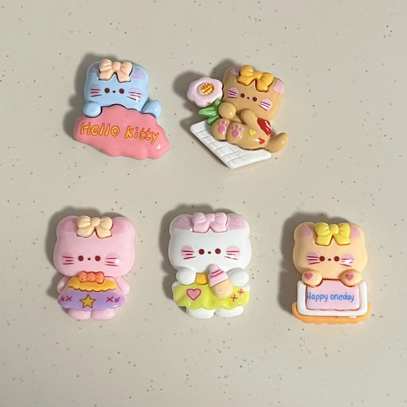 

5pcs miniso series красочный kitty мультфильм резиновые кабошоны из смолы материалы для поделок diy