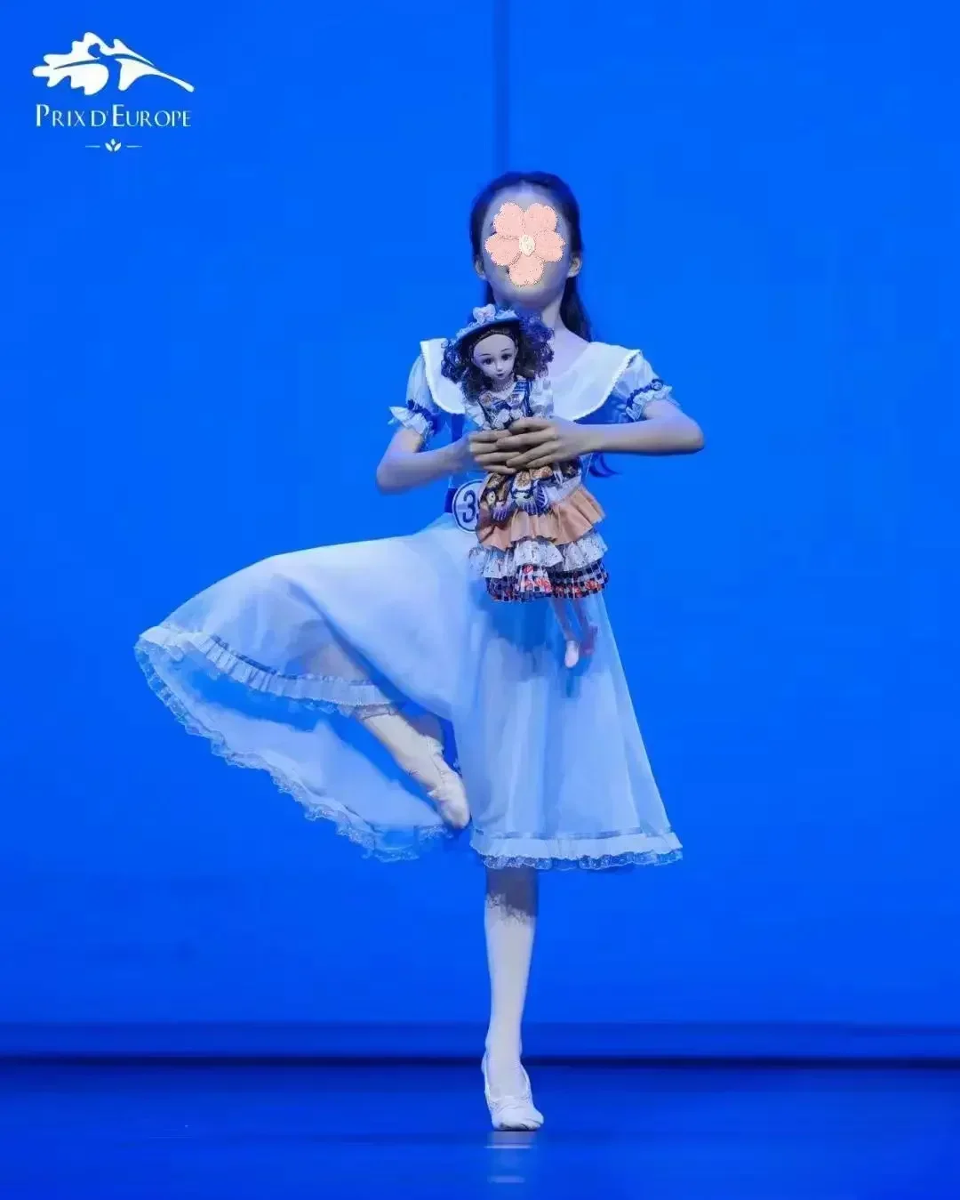 ชุดเดรสบัลเลต์แบบพิเศษสำหรับงานพรอมปี 2024 สั่งตัดส่วนตัว สีขาว น้ำเงินกรมท่า คอเสื้อประดับเพชร ผ้าโปร่ง