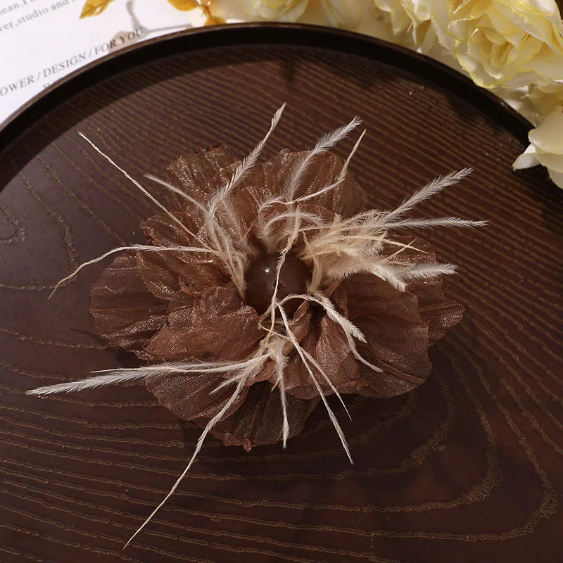 دبابيس على شكل زهرة من الريش مصنوعة يدويًا للنساء دبابيس طية صدر السترة على الموضة إكسسوار أنيق لحفلات الزفاف مجوهرات عصرية من القماش #5