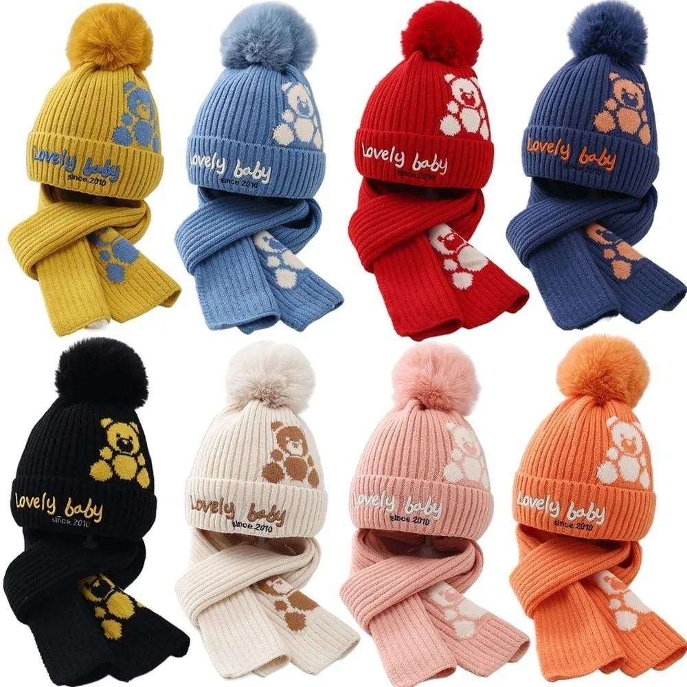 Set Topi Syal Anti Angin Bertema Beruang Desain Lucu Anti-Dingin untuk Anak-Anak dengan Dekorasi Pompom Bahan Rajut Topi Pompom Beruang untuk Pelajar