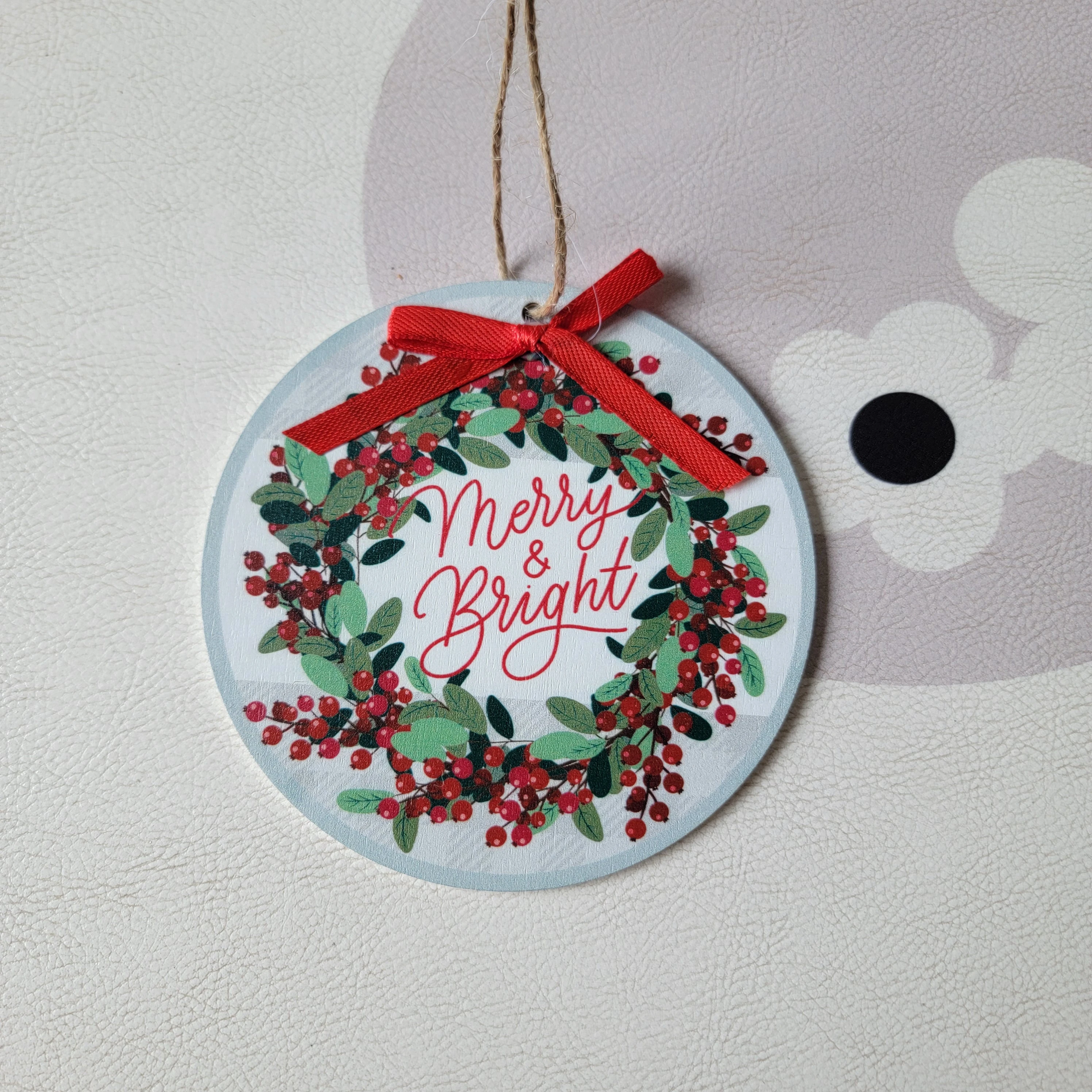 

4pcs/pack, CHRISTMAS ORNAMENT, WOODEN ORNAMENT-Flat Pick - Xmas Wreath w/"Merry & Bright" & Bow Wood Hanger