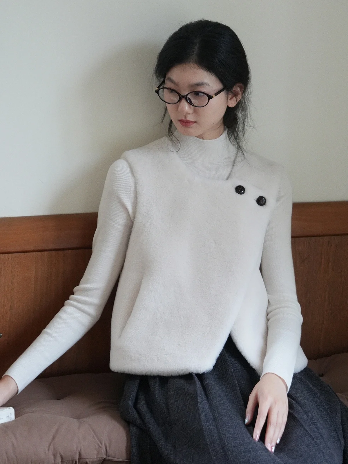 

Loose Fur And Leather Open Cardigan Outerwear Thiened Winter Coat for Women round Ne Single Button Closure