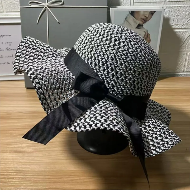 

A flat-topped top hat for lady breathable fashionable and sunshade traveling taking photos