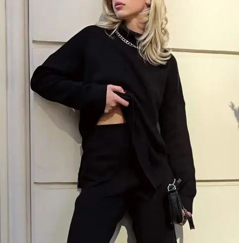 เทรนด์แฟชั่นใหม่สำหรับผู้หญิงปี 2026 เสื้อคอเต่าสีพื้นเรียบง่าย คุณภาพสูง ทรงหลวม ใส่ได้หลากหลาย สวมใส่สบาย สไตล์ลำลอง มีรอยผ่าด้านข้าง